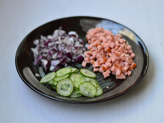 4、土豆泥沙拉,黄瓜切很薄的薄片，洋葱、火腿切小丁