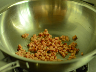 5、土豆泥沙拉,锅里放少许油，先放入火腿丁煸炒至微焦