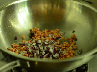 6、土豆泥沙拉,随后放洋葱丁炒制