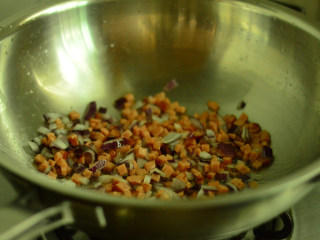 7、土豆泥沙拉,炒至断生即可