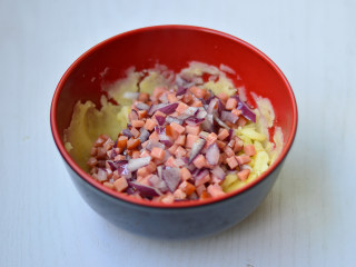 8、土豆泥沙拉,倒入土豆泥碗中