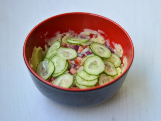 9、土豆泥沙拉,加入黄瓜片