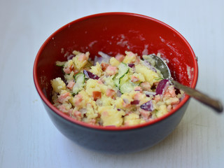 11、土豆泥沙拉,用勺子翻拌均匀即可