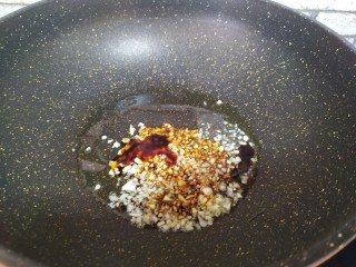 6、蒜蓉粉丝娃娃菜,加入生抽，蚝油