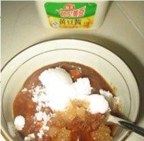 6、酱爆三丁,取海天黄豆酱两勺，里面加入适量的白糖和香油搅拌均匀。