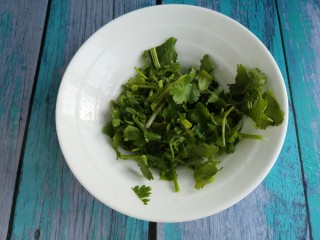 2、夏日凉拌土豆丝,香菜切末