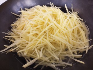 3、夏日凉拌土豆丝,然后土豆切成丝，把水烧开放锅里焯一下