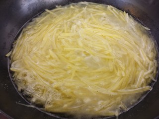 4、夏日凉拌土豆丝,大概焯三分钟