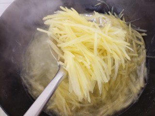 5、夏日凉拌土豆丝,捞出来
