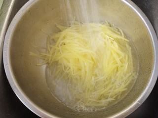 6、夏日凉拌土豆丝,用冷水冲一下，这样土豆丝会比较脆