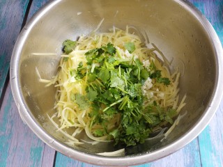 8、夏日凉拌土豆丝,再加入香菜