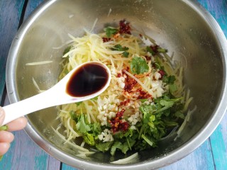 9、夏日凉拌土豆丝,再加一勺辣椒油，，一勺生抽