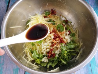 10、夏日凉拌土豆丝,再放一勺醋