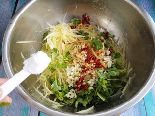 11、夏日凉拌土豆丝,再放一勺糖