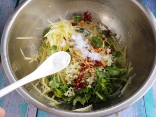 12、夏日凉拌土豆丝,再放一勺盐