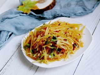 13、夏日凉拌土豆丝,拌匀，装盘吃吧