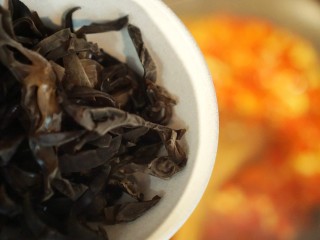 12、鱼香肉丝,放入木耳丝