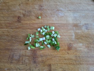 3、干煸芸豆,葱切葱花。