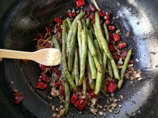 13、干煸芸豆,加入适量的盐和鸡精。