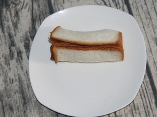 10、香蕉土司卷,把香蕉包住，卷起