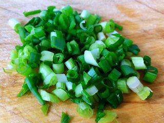 2、香煎馒头片,香葱切成小粒状