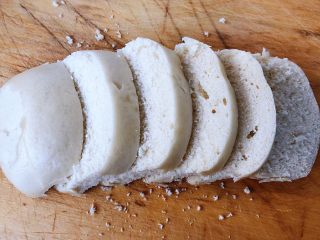 3、香煎馒头片,馒头切成1.5厘米厚的片状