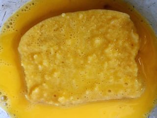 5、香煎馒头片,馒头片放入蛋液中两面均匀裹上蛋液