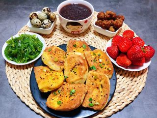 11、香煎馒头片,早餐少不了水果和鹌鹑蛋的搭档还奖励宝贝一盘萝卜肉丸????