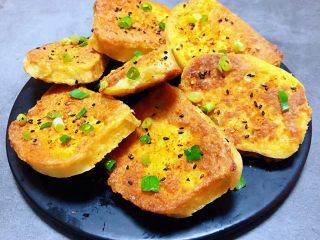 9、香煎馒头片,煎制好的馒头片摆入盘中最后按照自己的口味撒上烧烤料就大功告成啦