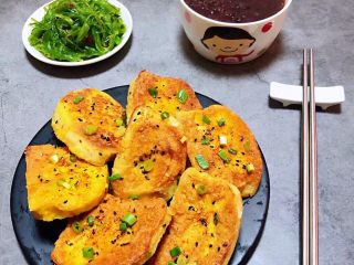 10、香煎馒头片,搭配一碗黑米粥和小菜好爽口的早餐