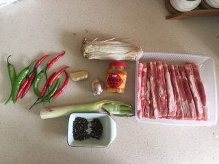 1、酸汤肥牛,材料准备