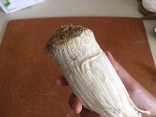 2、酸汤肥牛,金针菇去尾部 