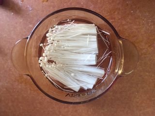 3、酸汤肥牛,泡水洗净 撕开