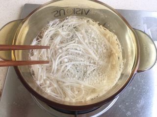 4、酸汤肥牛,洗净后换另一盆清水 煮开煮熟