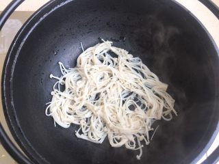 5、酸汤肥牛,铺在装酸汤肥牛的容器里