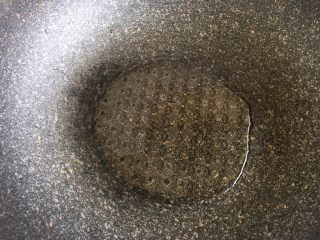 6、酸汤肥牛,炒锅放油