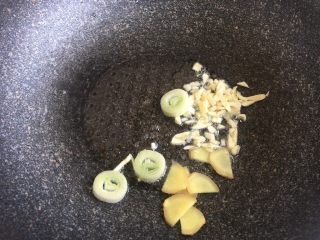 7、酸汤肥牛,蒜末姜片葱片爆香