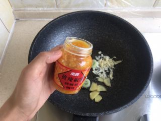 8、酸汤肥牛,倒入黄辣椒酱