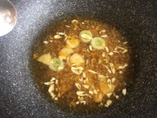 10、酸汤肥牛,加入高汤