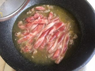 13、酸汤肥牛,放入肥牛