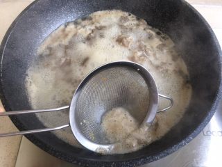 16、酸汤肥牛,浮沫捞出扔掉