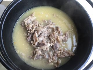 19、酸汤肥牛,在用滤网过滤汤倒在容器内。滤渣不要