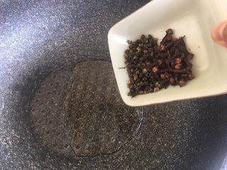 21、酸汤肥牛,麻椒丁香放入