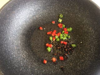 22、酸汤肥牛,小红辣椒  小红青椒放入 爆香