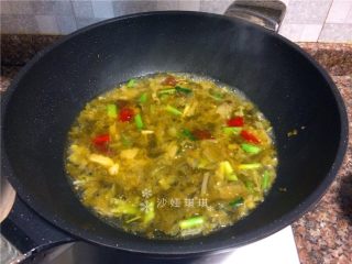 6、酸菜烧鲫鱼,倒入一大碗清水煮开。
