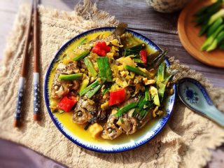 10、酸菜烧鲫鱼,酸鲜好吃！