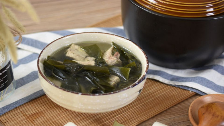 排骨海带汤清淡有营养还有淡淡的大海的味道