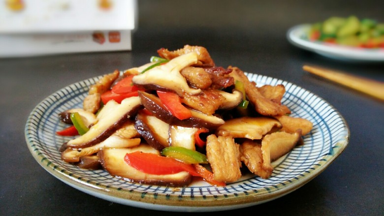 猪年五花肉炒香菇