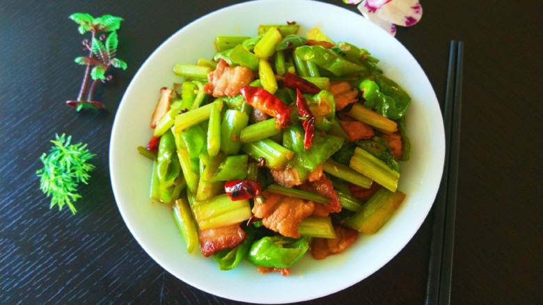 新文美食麻辣椒香爆炒西芹