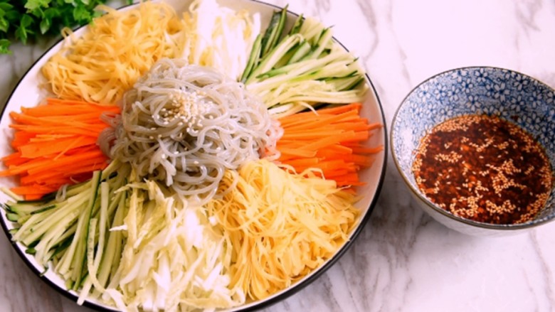 这道菜叫家常凉菜确切点说应该叫东北家常凉菜